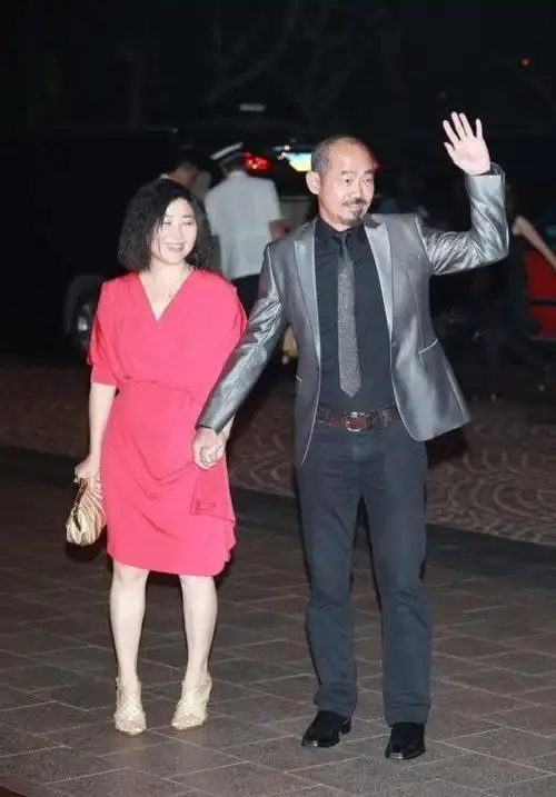 元华罕见携妻子亮相穿红裙身材优越不见老脸庞圆润一看就旺夫