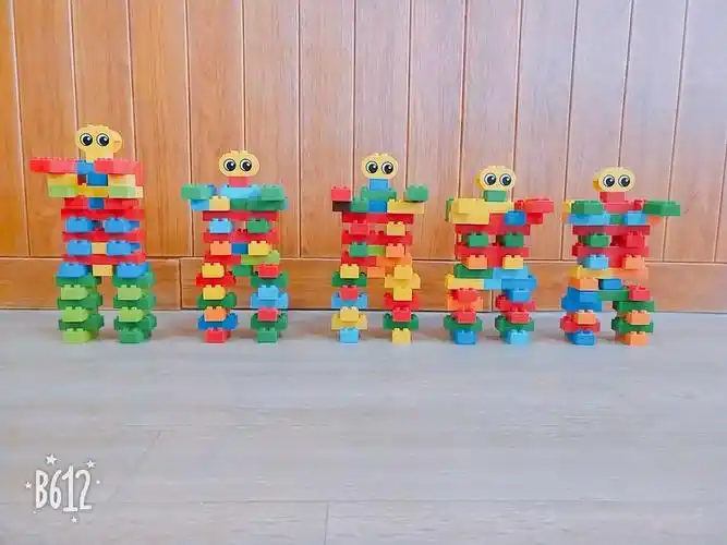 洪恩积木构建与机器人课