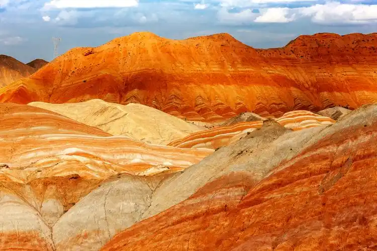 写美篇张掖七彩丹霞旅游景区,景区面积为50平方公里,平均海拔1820米