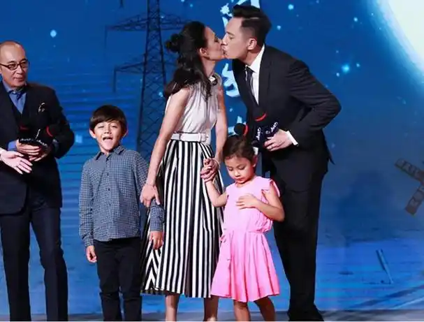 刘烨一家低调爬长城引发热议,诺一身高成亮点,安娜装扮受关注