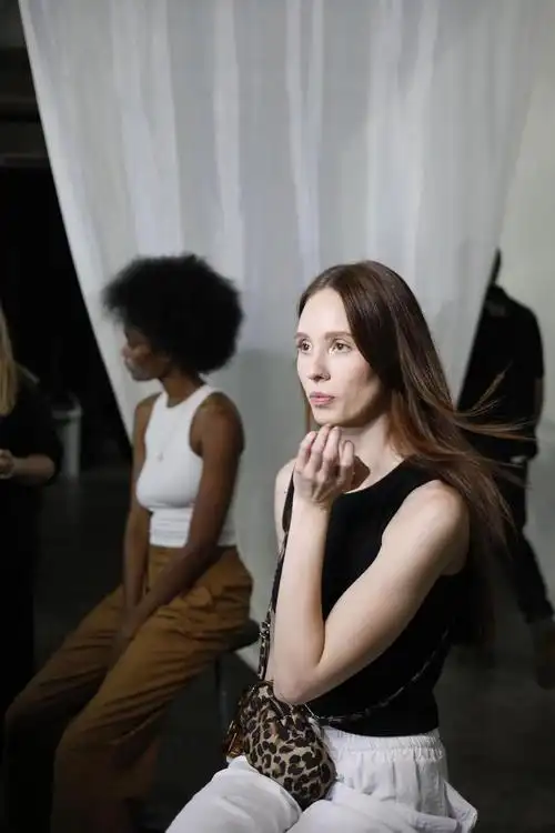 10月19日,在南非约翰内斯堡举行的第25届南非时装周上,模特在后台化妆