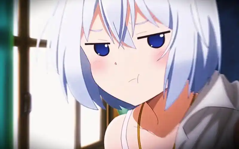 她身穿漆黑长袍且头戴三角帽,灰色的发丝随风摇曳具有如此美貌的她