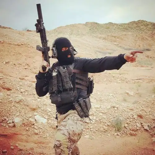 你承认吗握枪的男人是最帅的与颜值无关