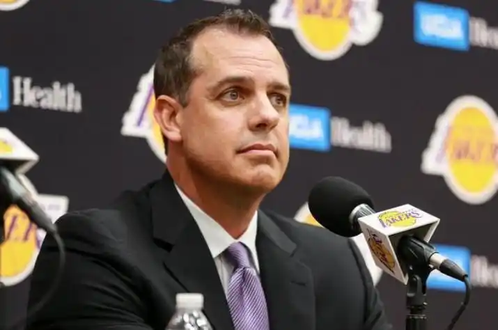 nba湖人太阳第二局(湖人惨败太阳,第二节被裁判吹懵了,第四节找到了