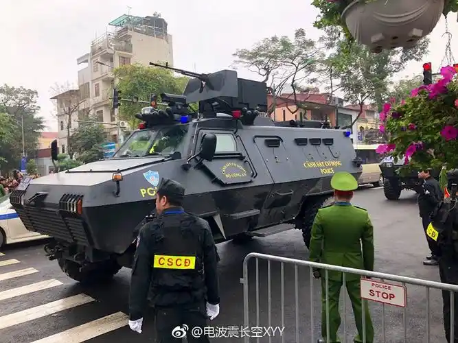 在河内街头执行安保任务的越南机动警察部队装备的韩国s5型装甲车