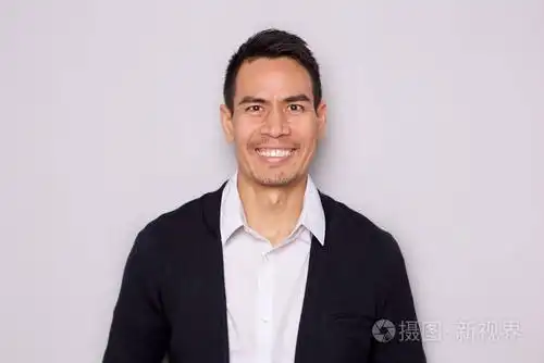 灰色背景下的迷人中年亚裔男子肖像特写