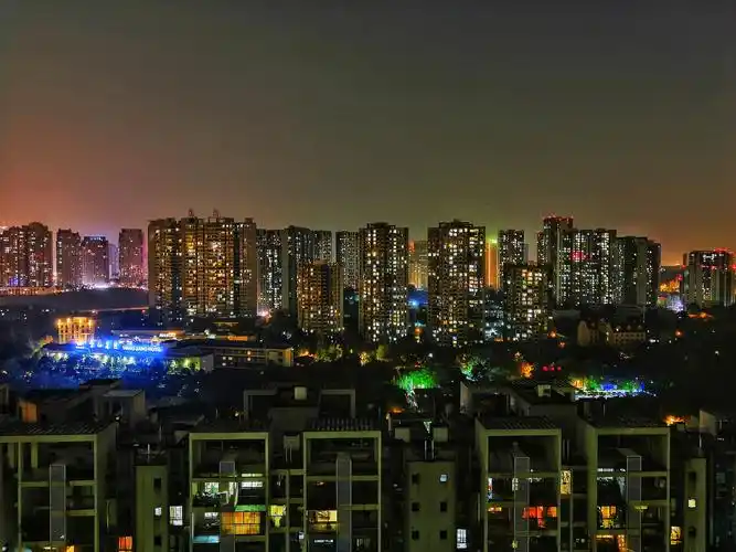 夜幕降临,窗外鳞次栉比的高楼大厦,陆陆续续地开启了灯光,星星点点