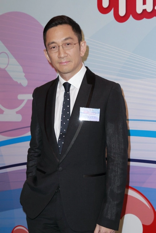 吴启华自曝已在深圳买房坦言在内地生活安心工作待遇高于tvb