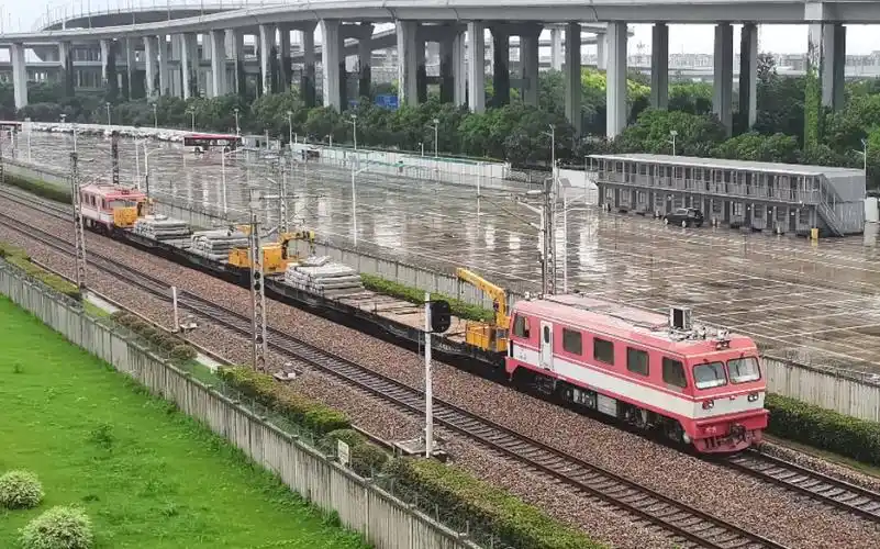 【中国铁路】轨道车通过国际会展中心机位_哔哩哔哩_bilibili