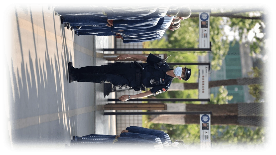 里最美的风"警"在各自的岗位上绽放而监狱人民警察却迎着寒风草木黄落