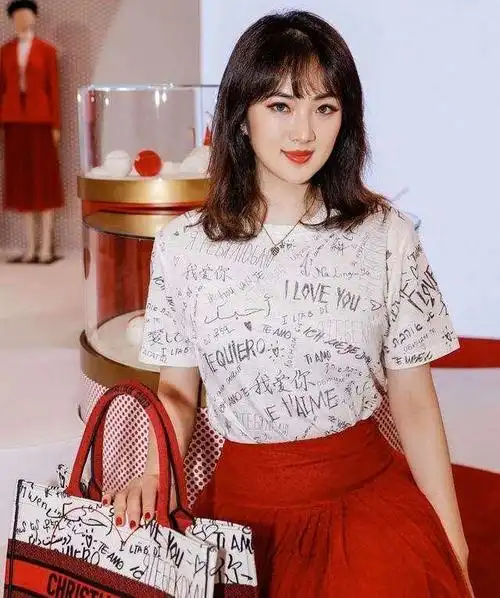 因长相惹争议,因美貌受尽赌王宠爱!这是真正"豪门千金"何超欣