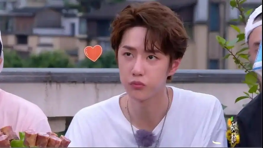 一分钟告诉你,看王一博吃东西有多馋人,大半夜的硬生生看饿了!