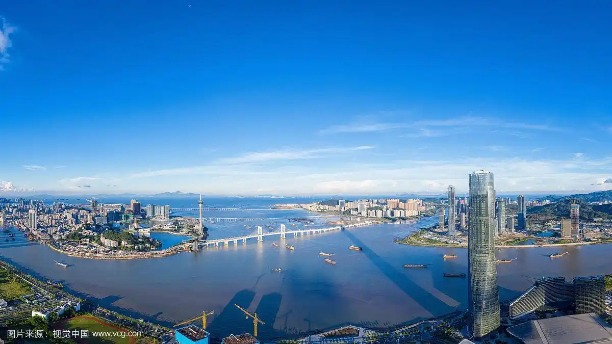 航拍视角下的珠海横琴金融岛-澳门城市天际线全景