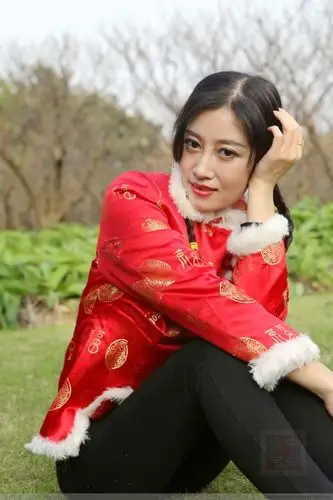 大红织锦缎毛边偏襟缎袄