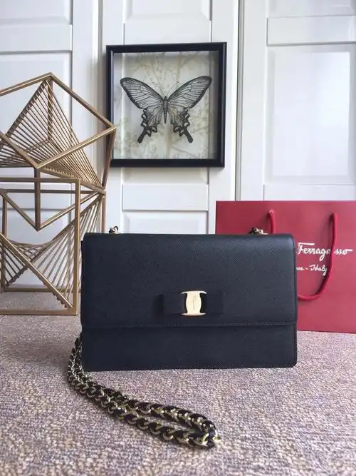 菲拉格慕蝴蝶结翻盖包