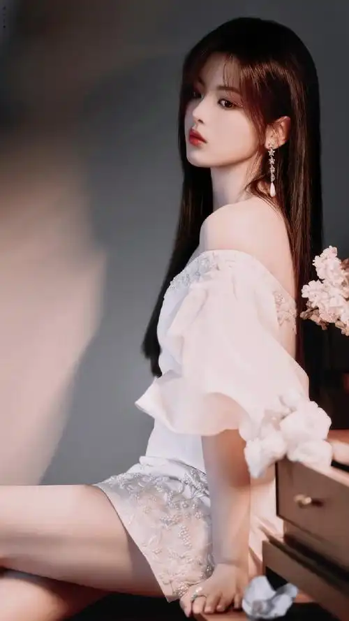 杨超越一字肩白裙##杨超越 一言难尽的滤镜