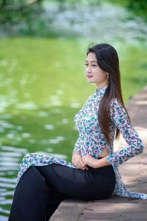 穿着有古韵特色的越南姑娘, 宛如江南女子般的模样