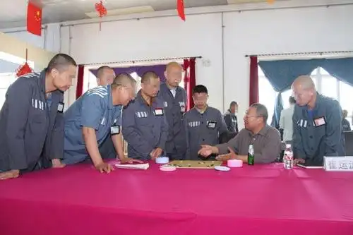 平安龙江网讯 5月18日,黑龙江省呼兰监狱围棋社的近100名服刑人员参加