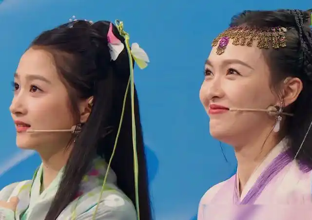 唐嫣关晓彤同台,摄影师手滑关掉美颜,二人状态哪像是差了14岁|罗晋