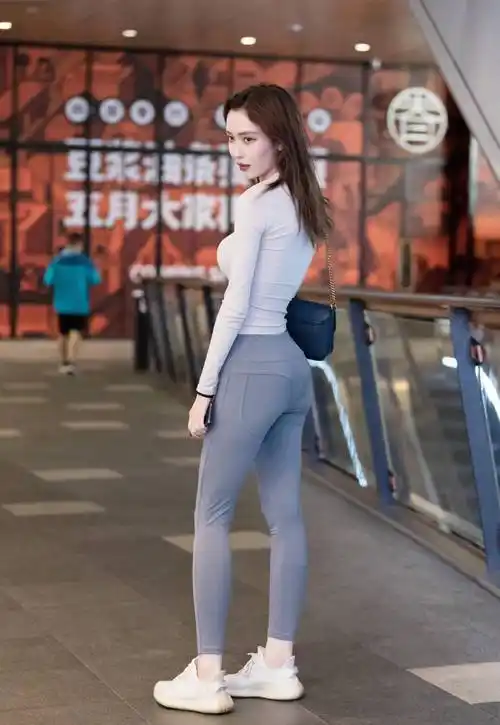 清新活泼打底裤装扮不乏气质感,利落秀s型身材,引人注目_时尚_线条