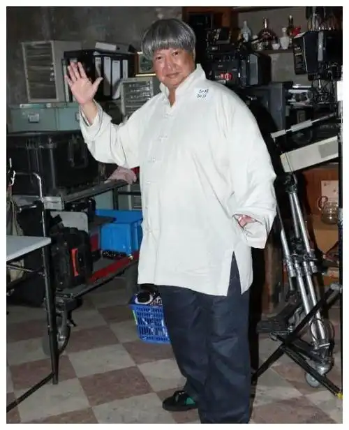 68岁洪金宝突然变瘦,佣人陪同精神不佳,坦言身体出问题