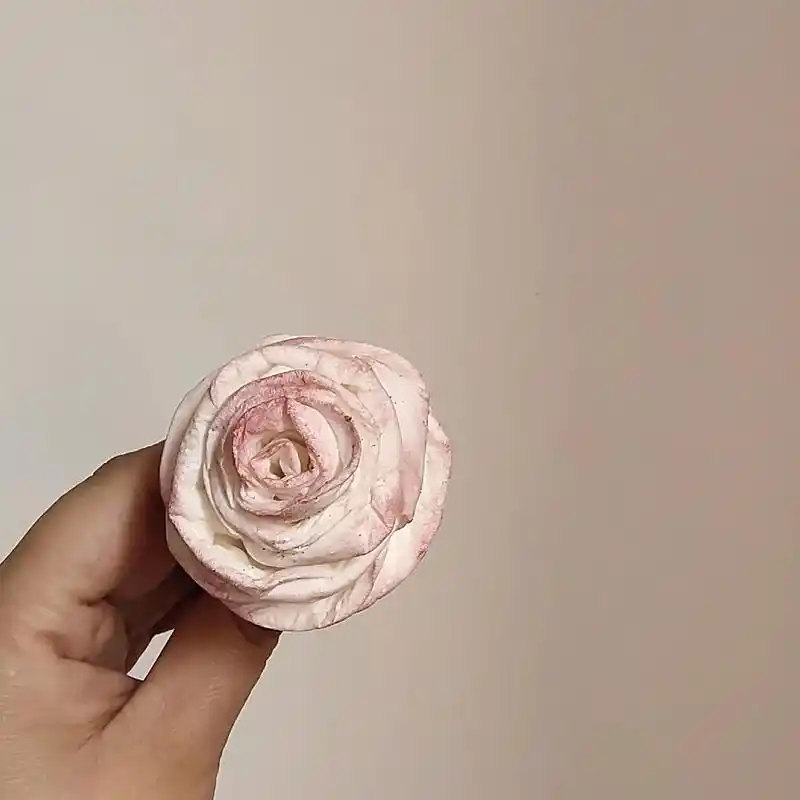 纸巾做的玫瑰花也太好看了有手就行