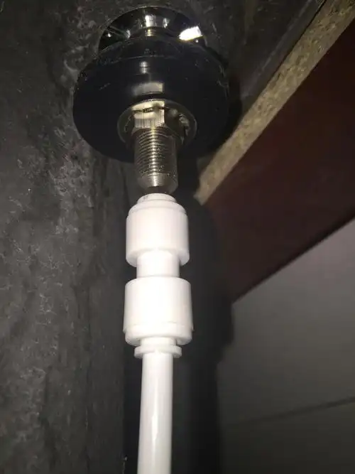 净水器上的这个接头怎么拆下来?