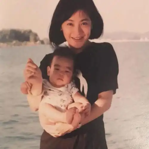 1990年,张艾嘉为商人王靖雄生下一子,也就是王令尘.