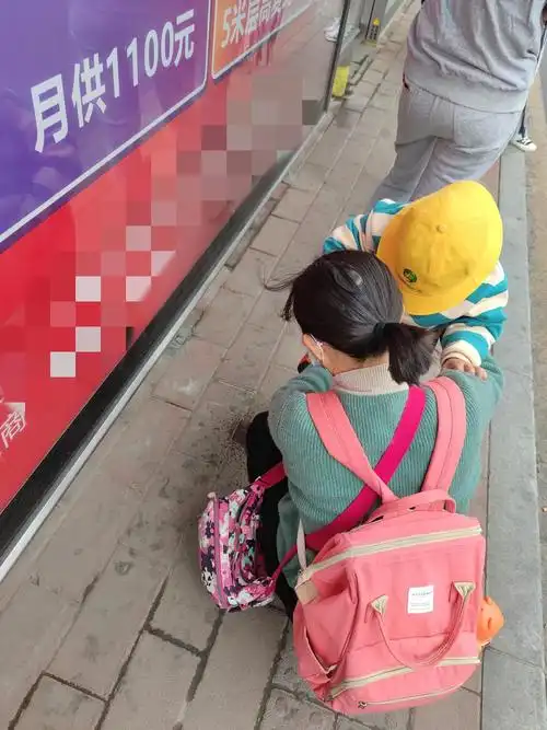 yue了等公交抬眼看见 妈妈带着小男孩露着d随地小便 留下一摊尿