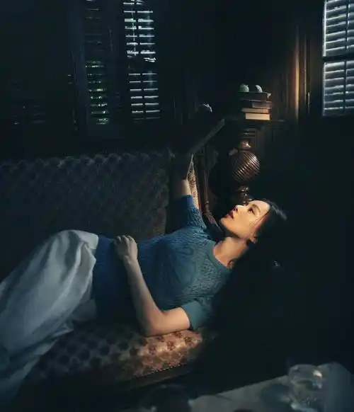 原创刘诗诗随意躺也唯美蓝色服装优雅中透着高级女主人范十足