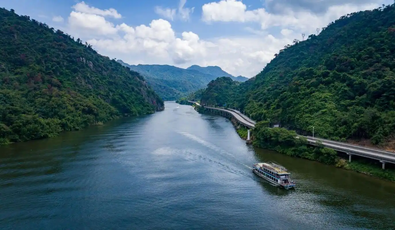 打卡北江小三峡 抓住暑假的尾巴~ 来清远英德打卡北江小三峡 	 乘坐