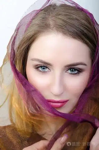 性感的蓝眼睛的头巾的女人