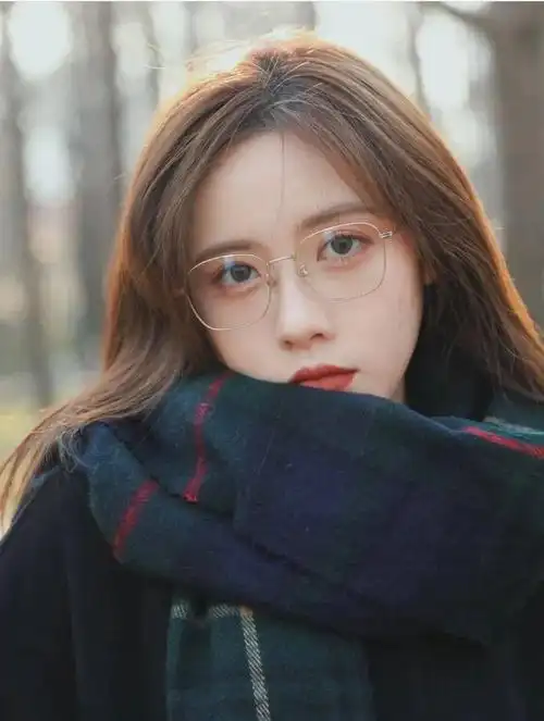 戴眼镜和不戴眼镜的女生颜值差距真的很大