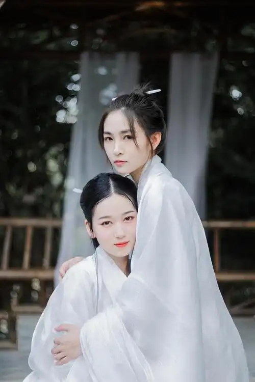 古装姐妹花湖边白色汉服写真