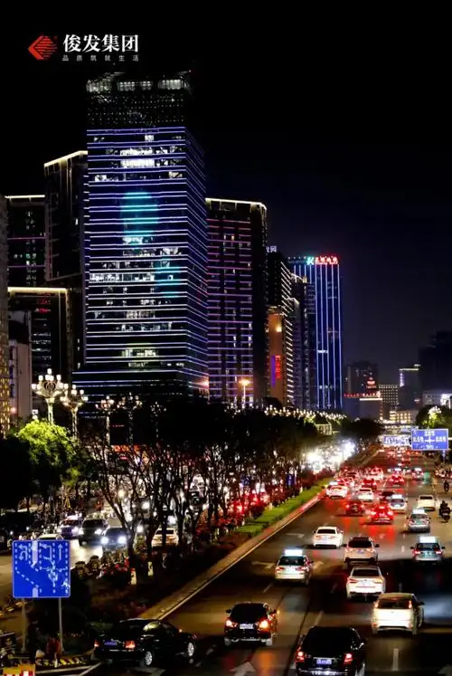 入夜后俊发陪你看见一个更璀璨的昆明