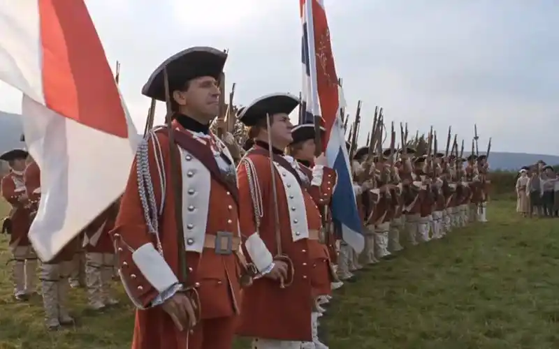 英国红衣军连队在布莱迪小镇向民众巡游展示其强大军威