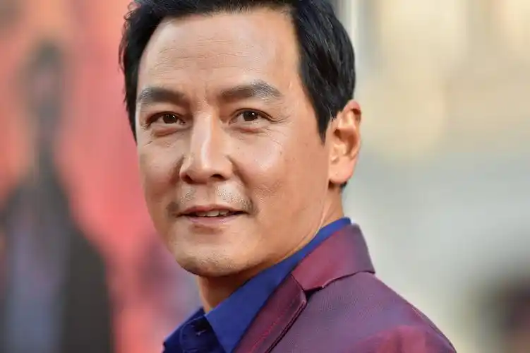 《追忆迷局》洛杉矶首映 吴彦祖酒红西装帅气登场