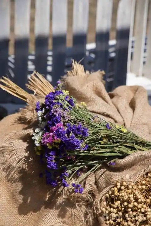 夏季日的粗麻布上的野花和草药花束