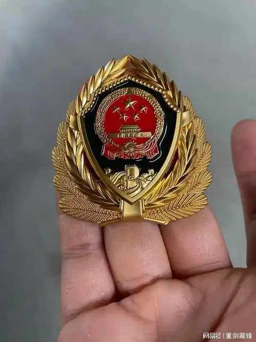 三代武警大帽徽鉴赏单纯从美学的角度来说是进步还是退步