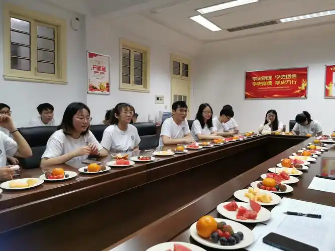 现代邮政学院召开2022届毕业生茶话会