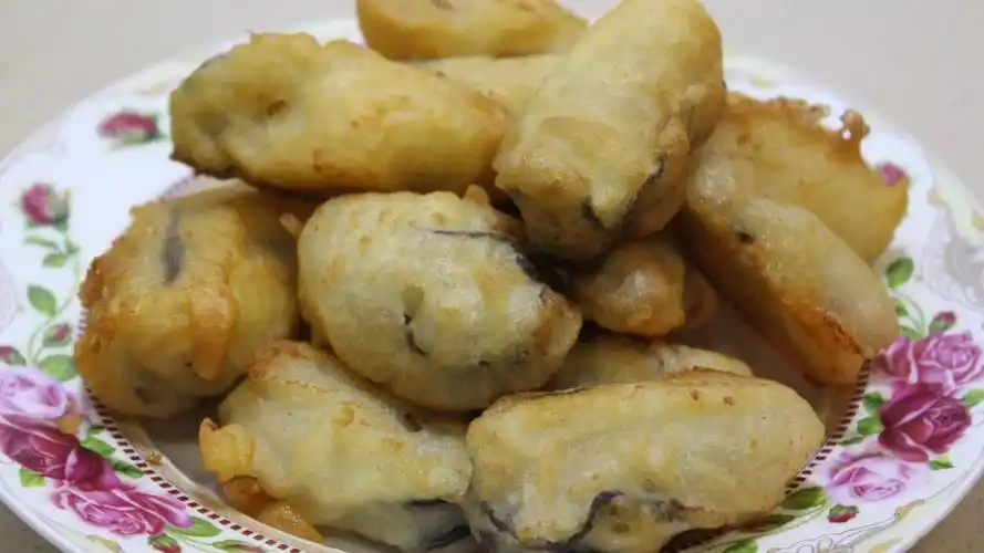 潮汕传统名菜酥炸生蚝,色泽诱人蚝汁鲜美,吃起来外酥里嫩