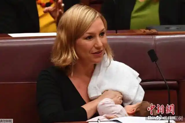 【【公开哺乳不是罪】第一个在澳联邦议会哺乳的妈妈诞生!