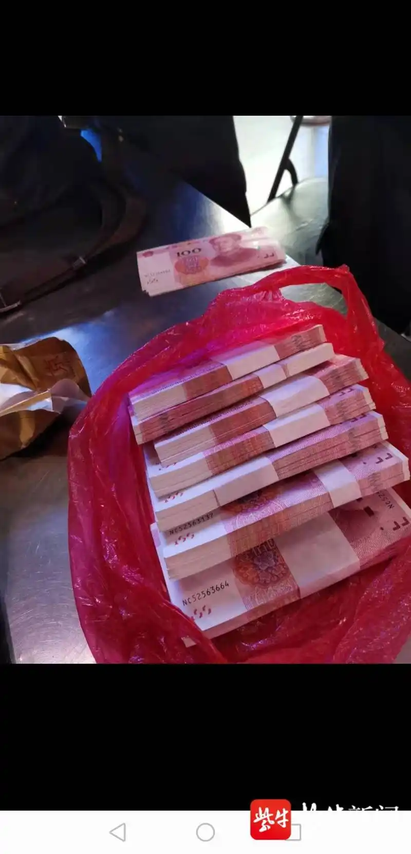 不久后,一名穿着土黄色上衣的男子气喘吁吁地赶到安检口,说自己的一个