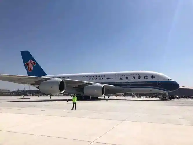 现场图片↓↓↓9时30分,世界上最大的客机a380飞机平稳降落↓↓↓这是