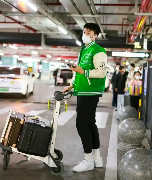 赵睿现身机场,帅气十足!黑龙江小伙结束春节假期,返回广东宏远