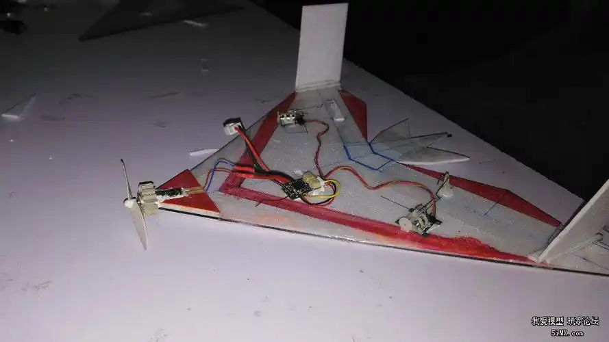 30厘米翼展的微型三角翼,空心杯做动力飞的也好快好快