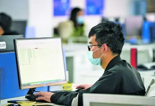 贵州数联科技有限公司工作人员在处理数据.