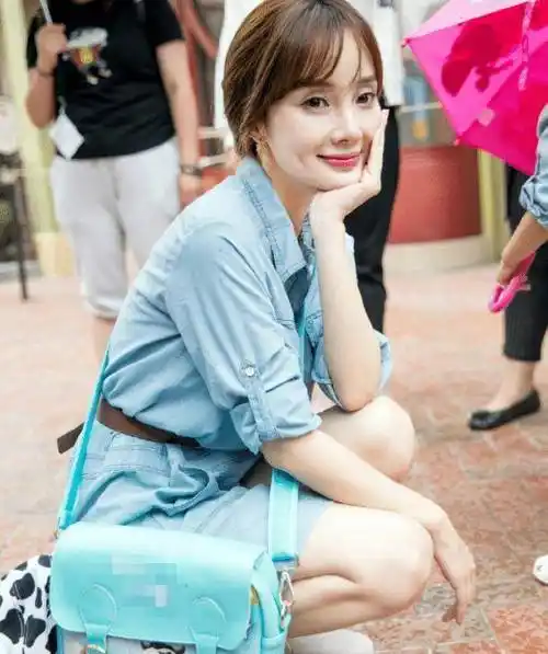 李小璐骑儿童车带女儿游玩,看到甜馨腿放的位置后,真怕出现危险_生活_