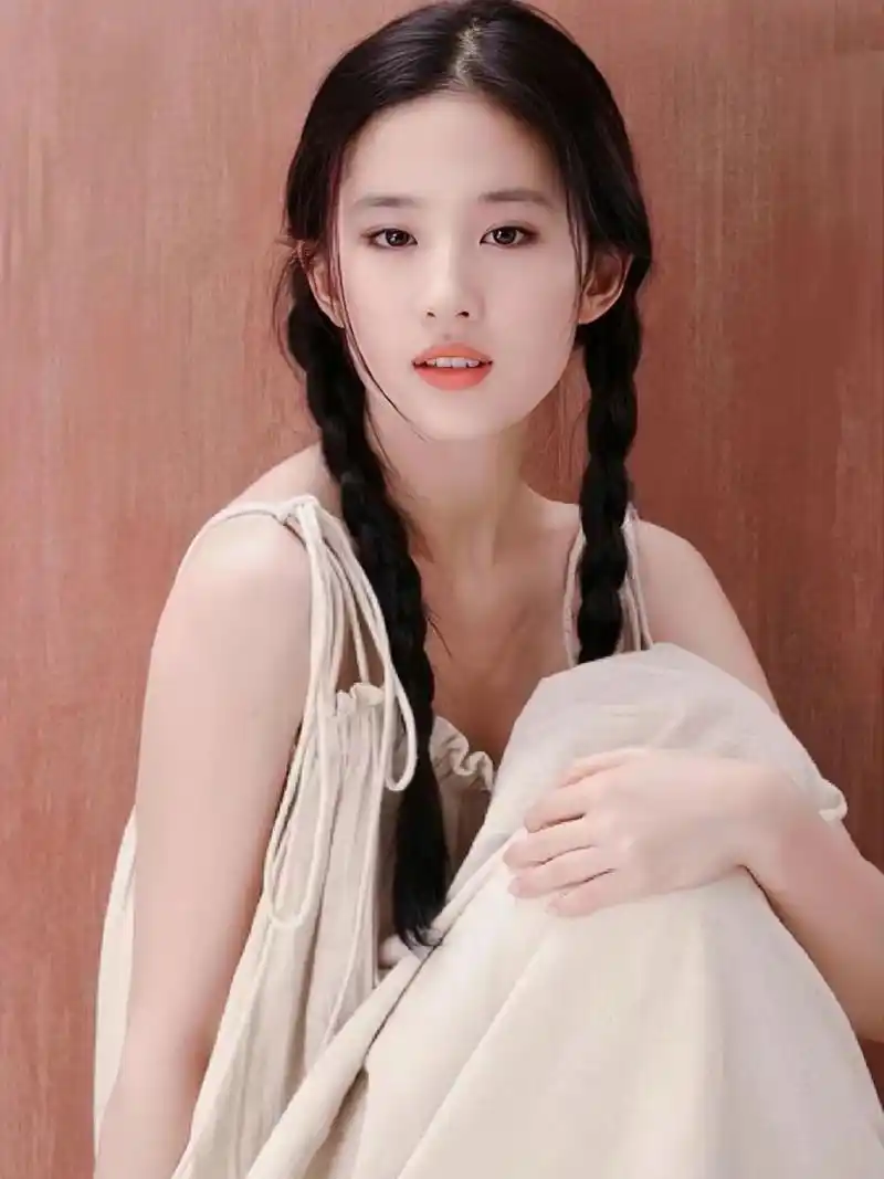 刘亦菲年轻时才叫惊艳时光,早期双麻花辫清纯写真,百看不厌  神仙姐姐