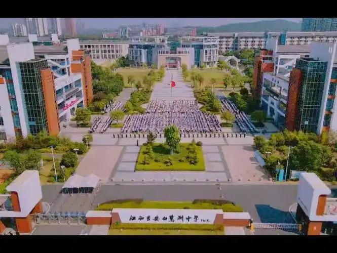 大型纪录片《走进白鹭洲中学》